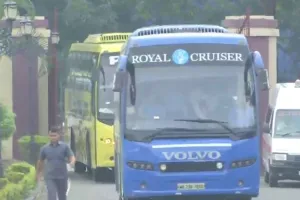 झारखंड संकट: विधायकों को खूंटी शिफ्ट करने की तैयारी, बसों में लेकर निकले हेमंत सोरेन