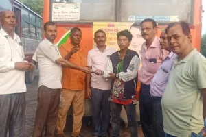 बरेली: ईमानदारी की मिसाल बना बस चालक, रुपयों से भरा बैग यात्री को लौटाया