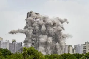 ट्विन टावर के आसपास श्वास संबंधित बीमारी से पीड़ित लोग कुछ दिन न जाएं : चिकित्सक