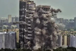 बड़े आराम से! Noida Twin Towers के ढहने से पहले बिल्डिंग में सोता रहा ये शख्स