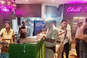 बरेली: बिना लाइसेंस के परोसी जा रही थी शराब, दो थानों की पुलिस ने मारा छापा