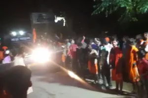 बरेली: कांवड़िए को बाइक से टक्कर लगने पर बवाल, ग्रामीणों का पथराव, एसएचओ समेत 6 घायल, देर रात डीएम-एसएसपी थाने पर पहुंचे