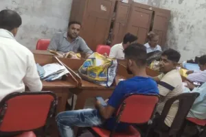 पीलीभीत: अवकाश के दिन भी खुले रहें पोस्टआफिस, रक्षाबंधन पर राखियां पहुंचाने के लिए हो रहा है काम