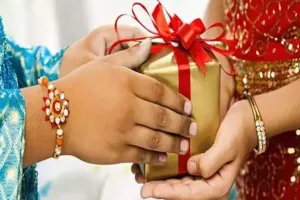 रक्षाबंधन को बनाएं और भी खास, बहन को दें ये स्पेशल गिफ्ट, खुशी के मारे फूले नहीं समाएंगी