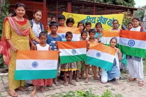 बरेली: आर्य समाज अनाथालय में किया पौधारोपण, बच्चों को बताया तिरंगे का महत्व