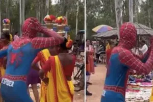 वायरल वीडियो: स्पाइडर मैन के इस अनोखे नांच को देख आप भी हो जाएंगे हैरान, नहीं रोक पाएंगे अपनी हंसी