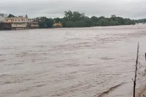 नर्मदा उफान पर, इंदिरा सागर और ओम्कारेश्वर बांध के गेट खोले