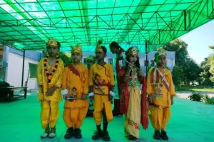 बरेली: कान्हा और राधा के मनमोहक रूप में सजे केंद्रीय विद्यालय के बच्चे