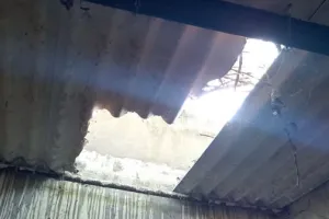 बरेली: स्कूल में टीन का हिस्सा टूटकर गिरा, दिन में गिरता तो हो सकता था बड़ा हादसा