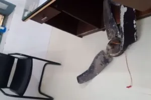 मथुरा: स्वास्थ्य विभाग की लापरवाही, जमीन पर गिरा पंखा, महिला स्वास्थ्यकर्मी हुई बेहोश