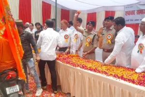 बरेली: सावन के तीसरे सोमवार पर एकता समाज सेवा समिति व मुस्लिम समाज के लोगों ने की कांवड़ियों पर पुष्प वर्षा