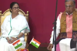 ममता मंत्रिमंडल में बड़ा बदलाव, बाबुल सुप्रियो समेत नौ कैबिनेट मंत्रियों ने ली शपथ