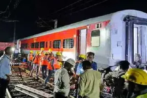 शिवनाथ एक्सप्रेस के दो डिब्बे पटरी से उतरे, रफ्तार धीमी होने से बाल-बाल बचे यात्री