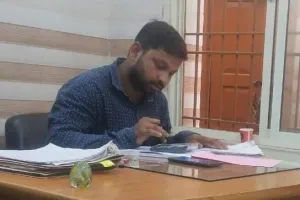 बरेली: सीएमओ कार्यालय में बाहरी युवक निपटा रहा चिकित्सा प्रतिपूर्ति के काम