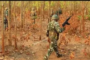 छत्तीसगढ़: नक्सलियों के कैंप पर जवानों ने किया हमला, दोनों ओर से हुई गोलीबारी