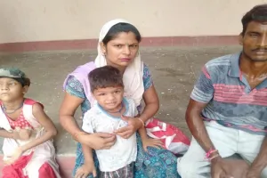 संभल : दिव्यांग दंपत्ति काट रहा अधिकारियों के चक्कर, नहीं हो रही सुनवाई