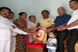 मुरादाबाद: फूलन देवी का मनाया गया जन्मदिन, बांटी गई  मिठाइयां