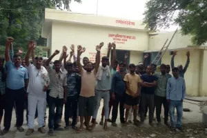 रायबरेली: एक सप्ताह से बिजली के लिए परेशान ग्रामीणों ने घेरा उपकेंद्र