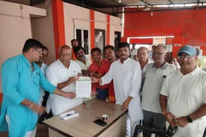 अयोध्या : मंदी को लेकर सांसद से मिले व्यापारी, कमेटी बनाने की मांग