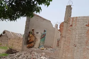 बहराइच: कटान की जद में आये कई गांव, अपने ही हाथों से घर तोड़ने को मजबूर हैं ग्रामीण