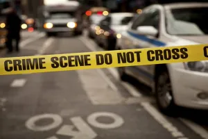 दिल्ली में 2 करोड़ की ज्वैलरी लूटी, पुलिस वर्दी में आए लुटेरों ने आंखों में मिर्च पाउडर डालकर वारदात को दिया अंजाम