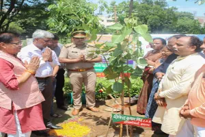 मुरादाबाद: जिलाधिकारी ने पारकर इंटर कॉलेज में रोपे पौधे