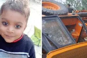 मुरादाबाद : रेल फाटक पर क्रेन ने बच्चे को कुचला, मासूम की मौत से भड़के ग्रामीणों ने काटा बवाल