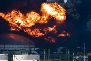 क्यूबा के तेल भंडारण केंद्र पर बिजली गिरने से लगी आग, एक की मौत, 121 लोग घायल