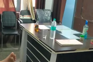 बिजनौर : शराब की बोतल लेकर ड्यूटी करने पहुंचा चिकित्सक, महिला कर्मचारियों ने दुर्व्यवहार का लगाया आरोप