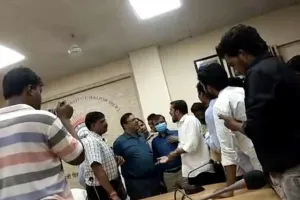 Video: कुलपति से छात्र नेता बोले- ABVP को हल्के में मत लो, कुर्सी जाते देर नहीं लगेगी