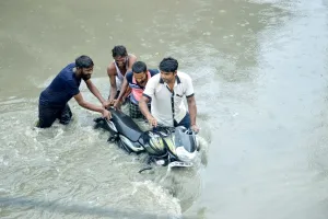 कानपुर : तेज बारिश से किसानों के चेहरे खिले, जलभराव से घरों में कैद हुए शहर के लोग