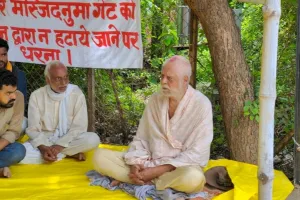 प्रतापगढ़ : कुंडा विधायक राजा भैया के पिता बैठे धरने पर, जानिये क्या है इसके पीछे बड़ी वजह
