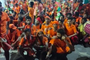 बहराइच : अव्यवस्था को लेकर धरने पर बैठ गए कांवरिया, जमकर की नारेबाजी