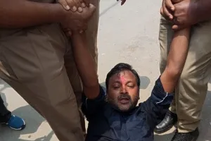 सुल्तानपुर : प्रदर्शन कर रहे कांग्रेसियों को पुलिस ने घसीटकर बस पर लादा