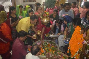 अयोध्या : रामनगरी में गूंजा महादेव का जयकारा, श्रद्धालुओं ने किया अभिषेक