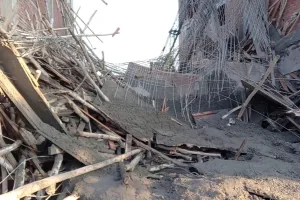 अयोध्या : निर्माणाधीन मकान का लेंटर शटरिंग समेत गिरा, 1 की मौत, 11 जख्मी