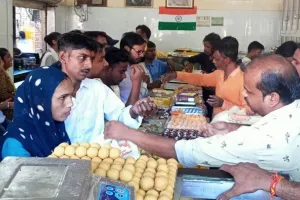 पीलीभीत: रक्षाबंधन पर मिठाई का कारोबार 10 करोड़ के पार, दुकानों पर खरीदारी करने वाले लोगों की लगी रही भीड़