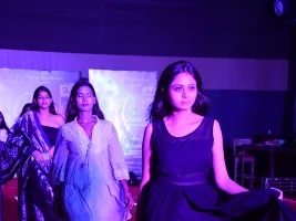 लखनऊ : आकर्षक परिधानों के साथ रैंप पर उतरी 50 मॉडल्स