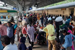 रेलवे ट्रैक पर ट्रक गिरने से ट्रेनें हुईं डायवर्ट, बरेली जंक्शन पर यात्री हुए परेशान