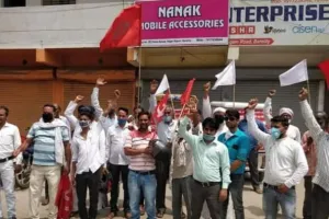 बरेली: मजदूर यूनियनों ने किया धरना प्रदर्शन, प्रशासनिक अधिकारियों को सौंपा ज्ञापन