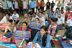 लखनऊ : नियुक्ति पाने के लिए अभ्यर्थियों ने किया निदेशालय पर प्रदर्शन, पुलिस ने पहुंचाया इको गार्डन