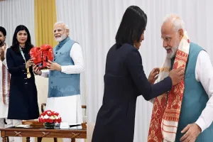 पीएम मोदी को निखत जरीन ने मुक्केबाजी दस्ताने और हिमा दास ने पारंपरिक गमछा किया भेंट, देखिए तस्वीरें