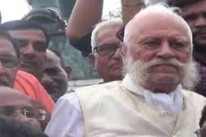 प्रतापगढ़ : हाउस अरेस्ट किये गए राजा भैया के पिता, समर्थकों के साथ दे रहे थे धरना