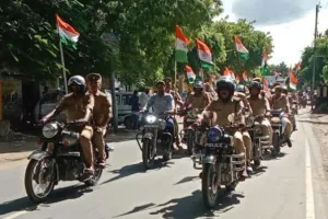 इटावा : पुलिसकर्मियों ने बाइक पर निकाली तिरंगा रैली