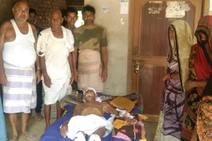 इटावा : आवारा सांड का आतंक, तीन बार किया बुजुर्ग पर हमला