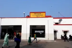 बहराइच : जेसीबी चालक की लापरवाही से रेलवे लाइन की सिग्नल केबल कटी, अचानक रुकी ट्रेन