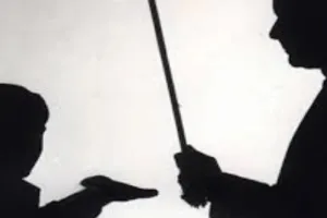 अमेठी : पानी पीने की छुट्टी मांगने पर छात्र को शिक्षक द्वारा जूते से पीटने का आरोप, पिता ने की कार्रवाई की मांग