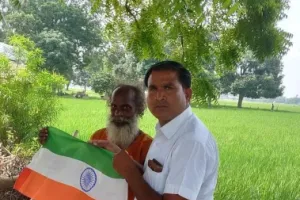 हरदोई : ग्राम प्रधान ने उल्टा कर वितरित किया राष्ट्रध्वज, सोशल मीडिया पर फोटो हुई वायरल