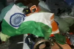 बहराइच: तिरंगे का अस्तर लगा बना रहे थे ड्रेस, डीएम के आदेश पर गोदाम और दुकान को सील करने की तैयारी