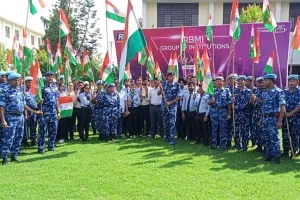 बरेली: आजादी के अमृत महोत्सव के उपलक्ष्य में आरएएफ ने छात्रों के साथ निकाली तिरंगा यात्रा